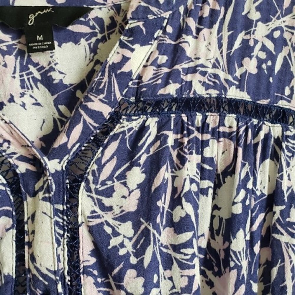 Floral print puff sleeve button blouse top size Medium - Picture 9 of 10
